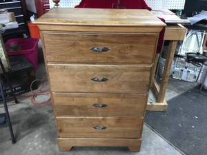 lot 5 image: Vintage 4 Drawer Dresser