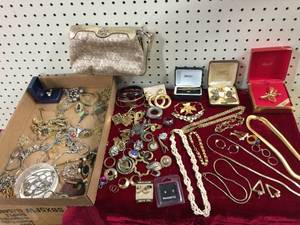 lot 194 image: Group VIntage Jewelry & Coach Purse