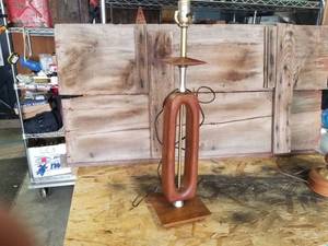lot 3 image: Mid Century V.H. Woolums Table Lamp