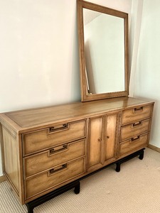 lot 1 image: Mid Century American of Martinsville Dresser with Mirror