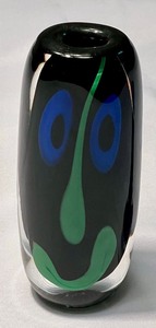 lot 8 image: Orrefors Happy Face Vase