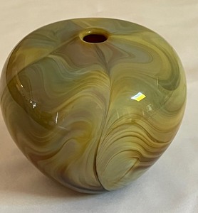 lot 25 image: Artisan Art Glass Vase