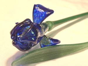 lot 24 image: Beautiful Art Glass Iris and Stem
