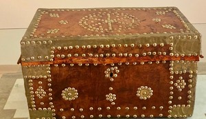 lot 54 image: Decorative Trunk