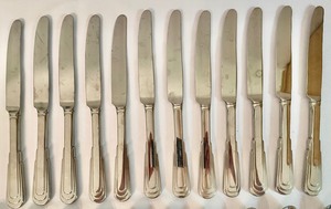 lot 121 image: Classy Oneida Flatware Grouping