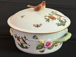 lot 28 image: Herend Rothschild Bird Pattern Covered Dish