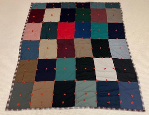 lot 138 image: Quaint Vintage Quilt