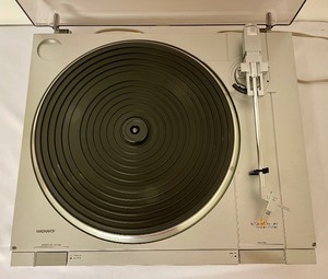 lot 141 image: Magnavox Turntable