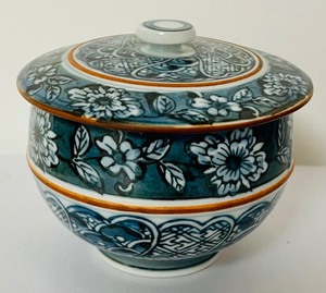 lot 140 image: Asian Inspired Teapot and 5 Lidded Cups