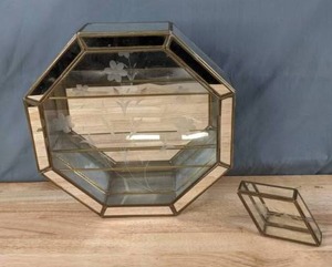 lot 60A image: Vintage Glass Displays Octagonal Mirrored Shadow Box and Small Glass Box - Q