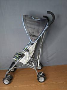 lot 83 image: Cosco Folding Umbrella Stroller - Z