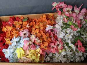 lot 118 image: Hundreds of Individual Fake Flowers - Z