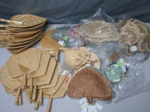 lot 122 image: Large Assortment of Wicker Fans - Z