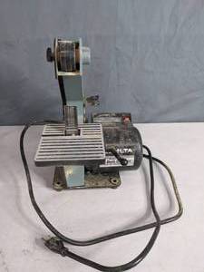 lot 104 image: Delta 31-070 1 Belt Sander with Extra Belts - Z