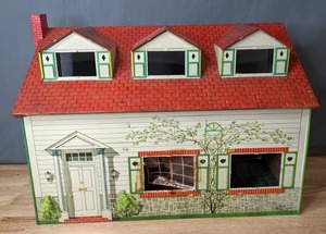 lot 68 image: Charming Vintage Tin Doll House - Z