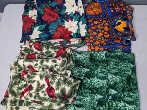 lot 253 image: Assortment of Unfinished Throw Pillows - Z