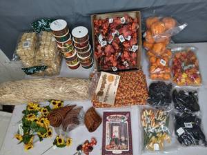 lot 226 image: Autumnal Decor and Crafts Assortment - Z
