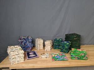 lot 284 image: Large Assortment of Fabric Pot Holders and Coasters - Z
