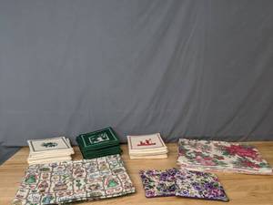 lot 216 image: Assortment of Potholders, Hot Pads, Placemats Christmas, Flowers, Garden Blessings - Z