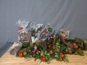 lot 225 image: Decorative FruitNutGreenery Decor and Assorted Small Wicker Wreaths - Z
