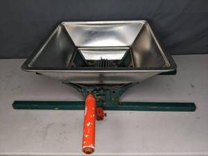 lot 328 image: Vintage Portable Fruit and Vedgetable Crusher - Z