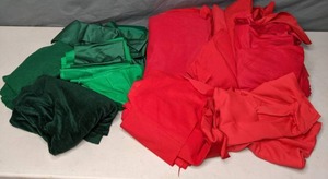 lot 318 image: Assortment of Red & Green Fabric - Z