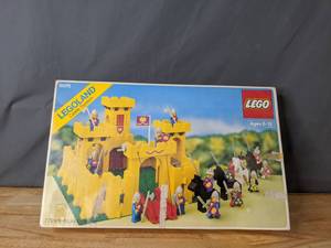 lot 330 image: LEGO Legoland Castle System Yellow Castle 6075 - Z