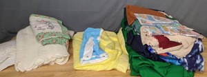 lot 307 image: Lot of Blankets and a Variety of Fabric - Z