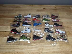 lot 38 image: Collection of 25 Brand New Nike and Jordan Shoe Sneaker Keychains Retro Air Foamposite - T