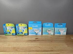 lot 37 image: 24 Brand New Gillette Venus Shaving Blades Deluxe Extra Smooth - T
