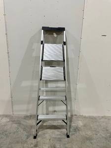 lot 45A image: Excellent Condition Lightweight Aluminum 4-Step Folding Ladder with 250 LB Capacity - X