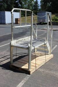 3  Steps Platform With Handrails And Safety Chains