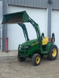 lot 1 image: John Deere 3520 Tractor