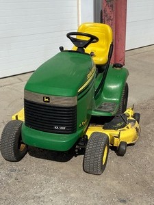 lot 5 image: John Deere LX277 Lawn Tractor