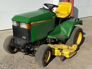 lot 4-A image: John Deere 425 Lawn Tractor