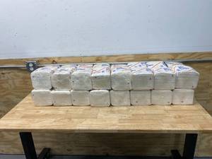 lot 37 image: KIMBERLY-CLARK Lot of 32 Packages of- Wypall Wipes