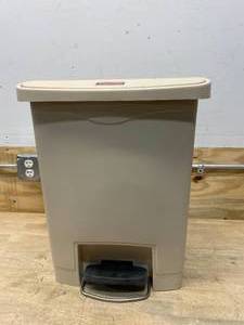 lot 67 image: RUBBER MAID Slim Jim Step on Container