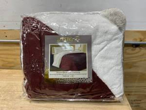 lot 71 image: MYSTIQUE Sherpa Reversible Comforter (Twin)