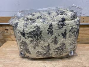 lot 72 image: FullQueen Comforter
