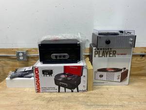lot 85 image: Lot of 2 Turntables (Magnavox and Crosley)