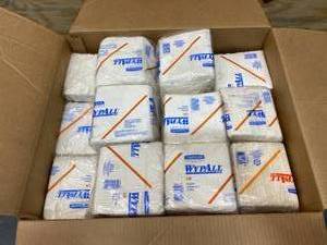 lot 138 image: WYPALL Box full of L30 Wipers