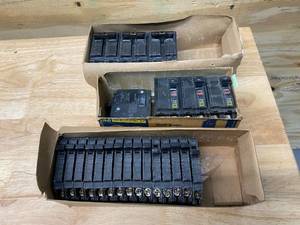 lot 193 image: Lot of Circuit Breakers