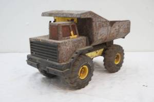 lot 10 image: vintage Tonka dump truck