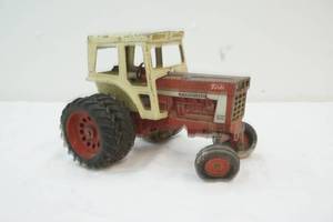 lot 13 image: vintage International 1466 tractor