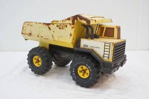 lot 15 image: vintage Tonka dump truck