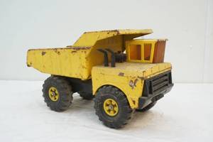 lot 18 image: vintage Tonka dump truck