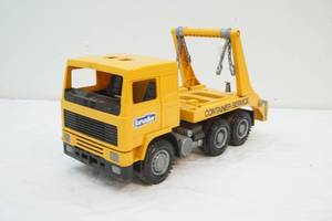 lot 19 image: Bruder container-truck