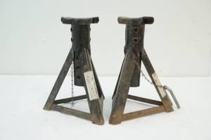 lot 29 image: jack stands