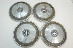 lot 34 image: 4 Chevrolet hub caps