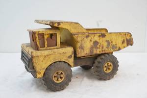 lot 57 image: vintage Tonka dump truck